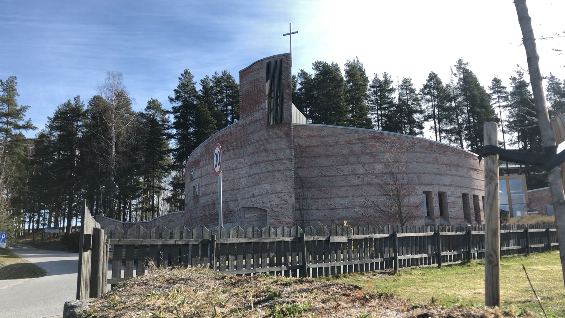 Gudstjeneste fra Åmot kirke søndag kl. 11:00