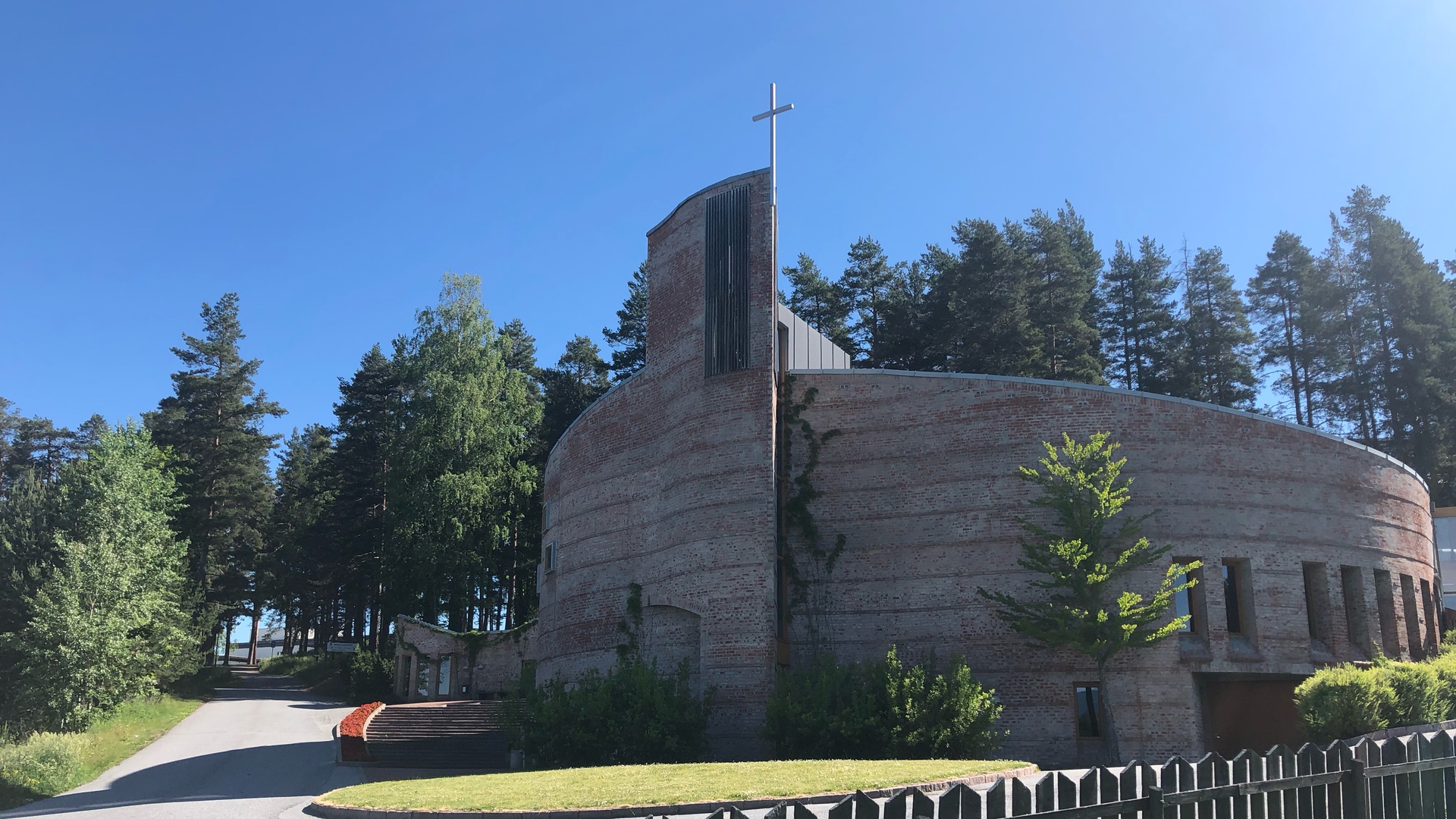 Gudstjeneste fra Åmot kirke søndag kl. 11:00