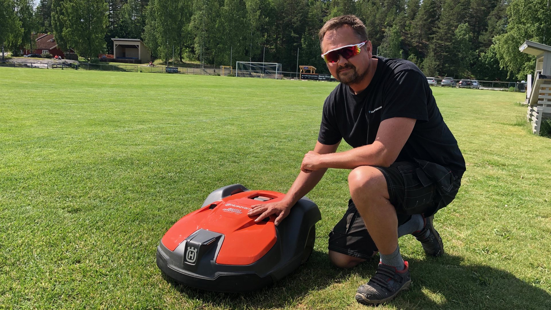 Robotklippere på ÅmotStadion