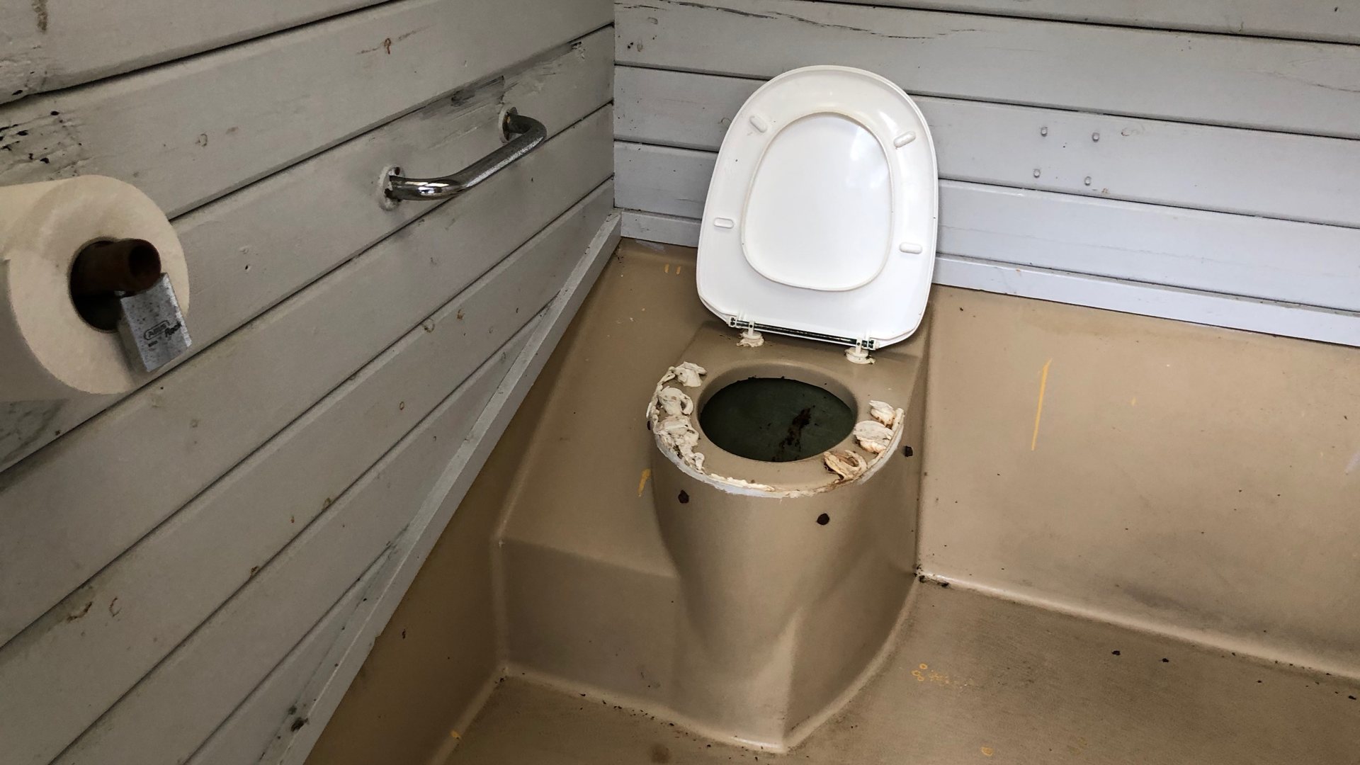 Tilgrisede rasteplass-toaletter