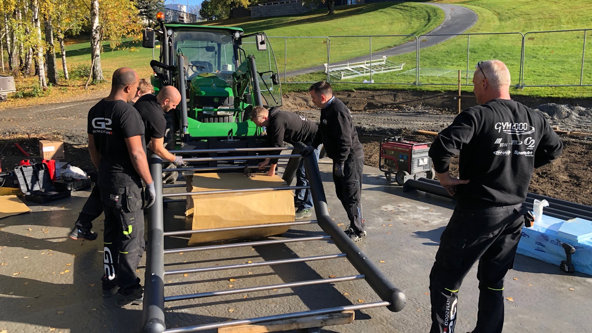 Monterer apparatene i street workout-parken