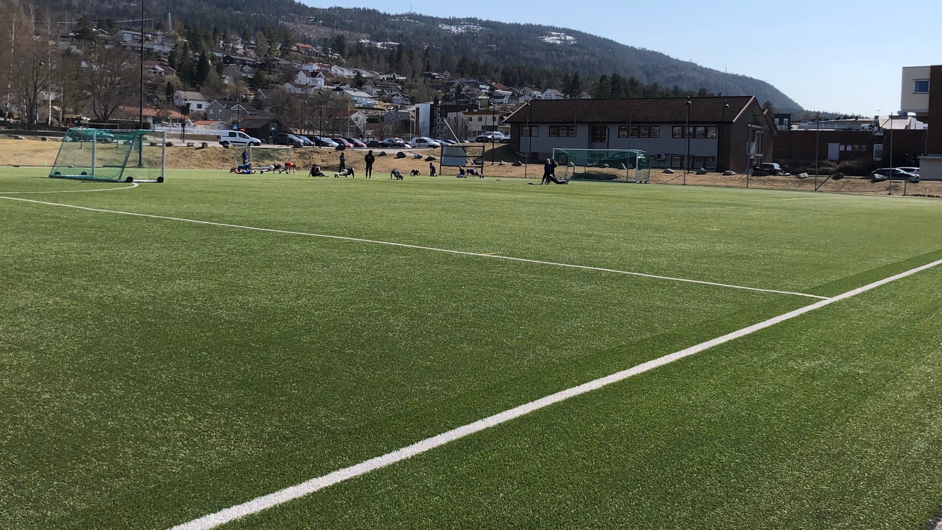 Bytter kunstgresset på Åmot stadion