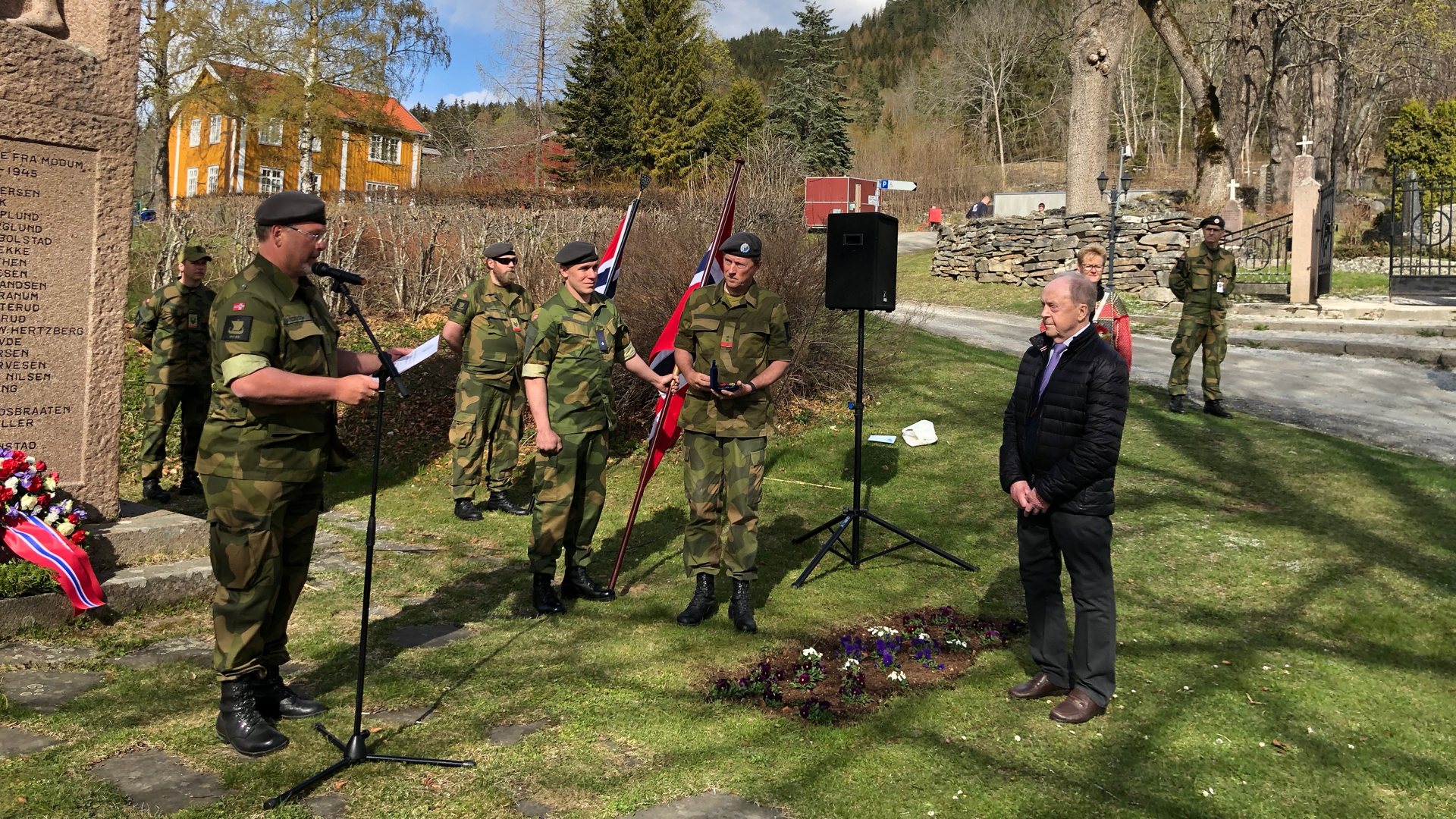 Se utdrag fra 8.mai-markeringen i Modum. Delte ut medaljer til veteraner