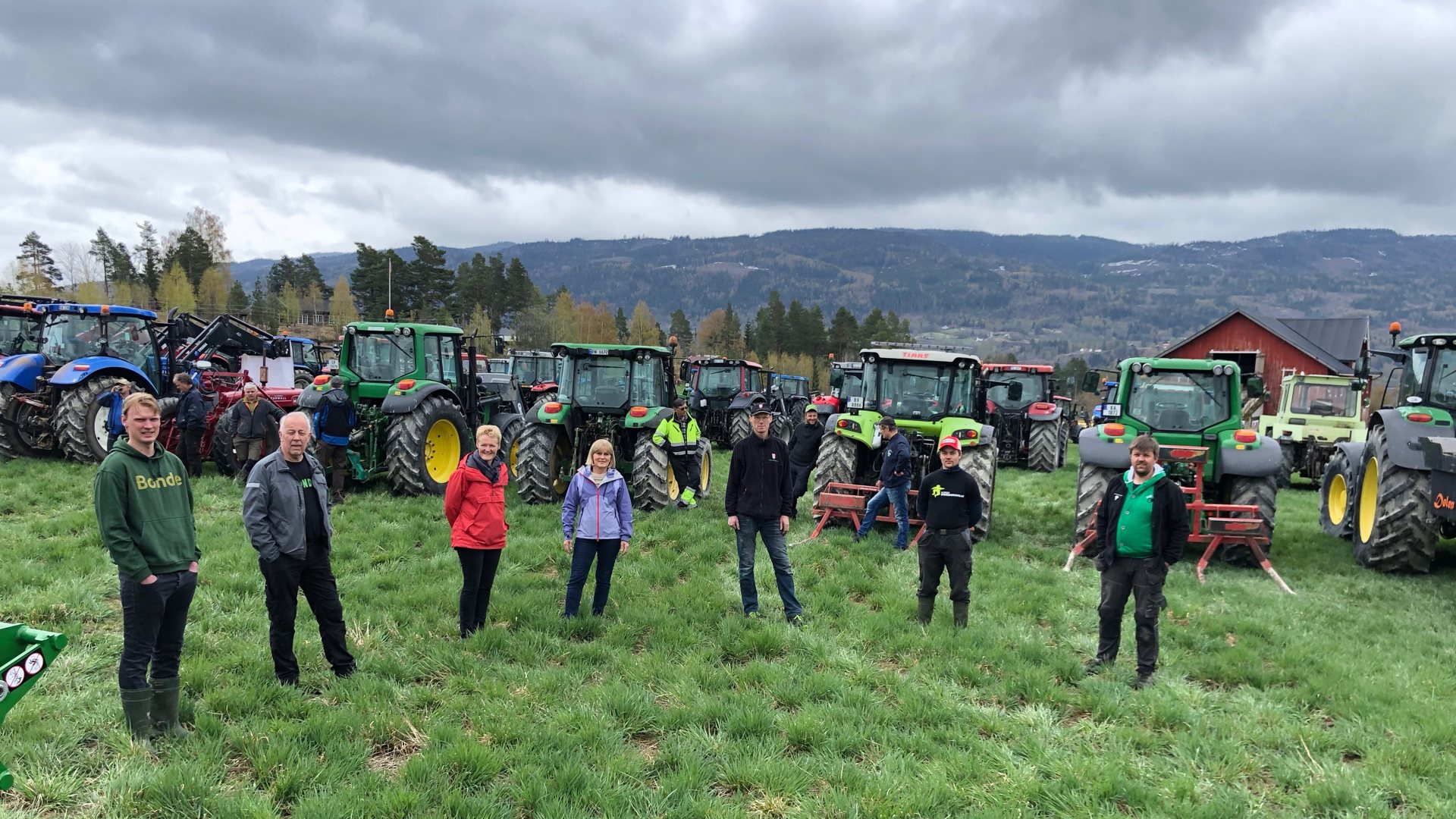Samlet 215 traktorer. Lokale bønder viser sin misnøye mot staten