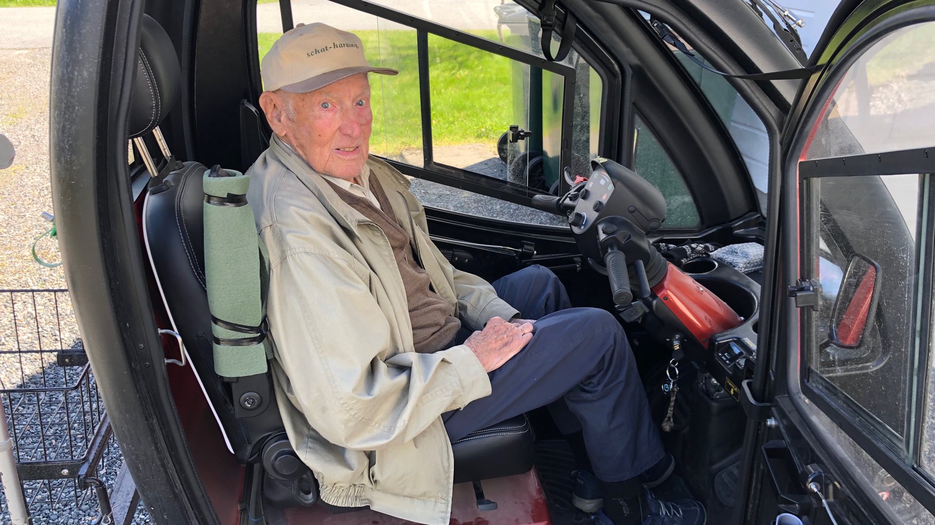 Alderen er ingen hindring for 100-åringen Kjetil. -Jeg må ut på tur hver eneste dag