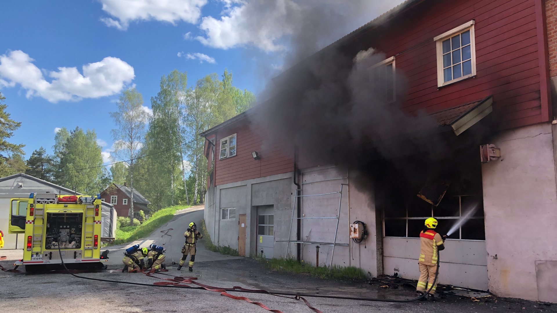 Brann i næringsbygg i Åmot
