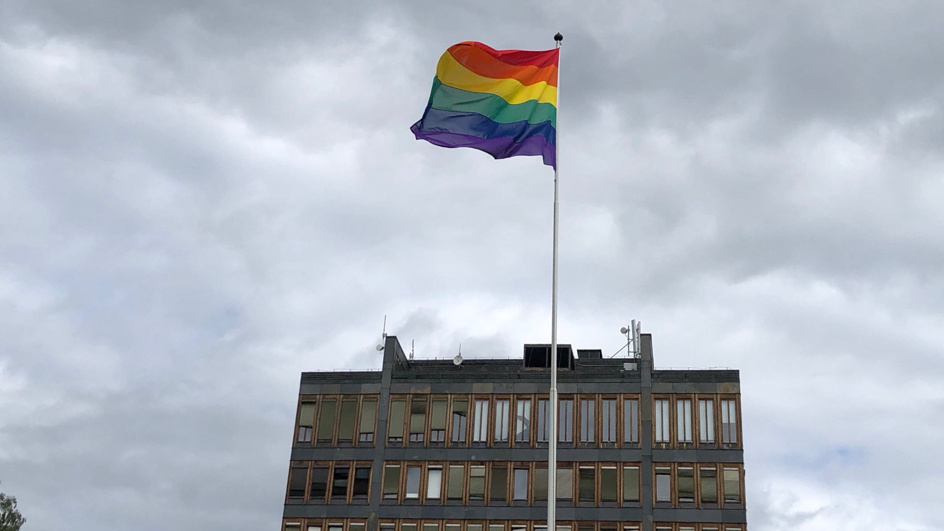 Prideflagg ved rådhuset