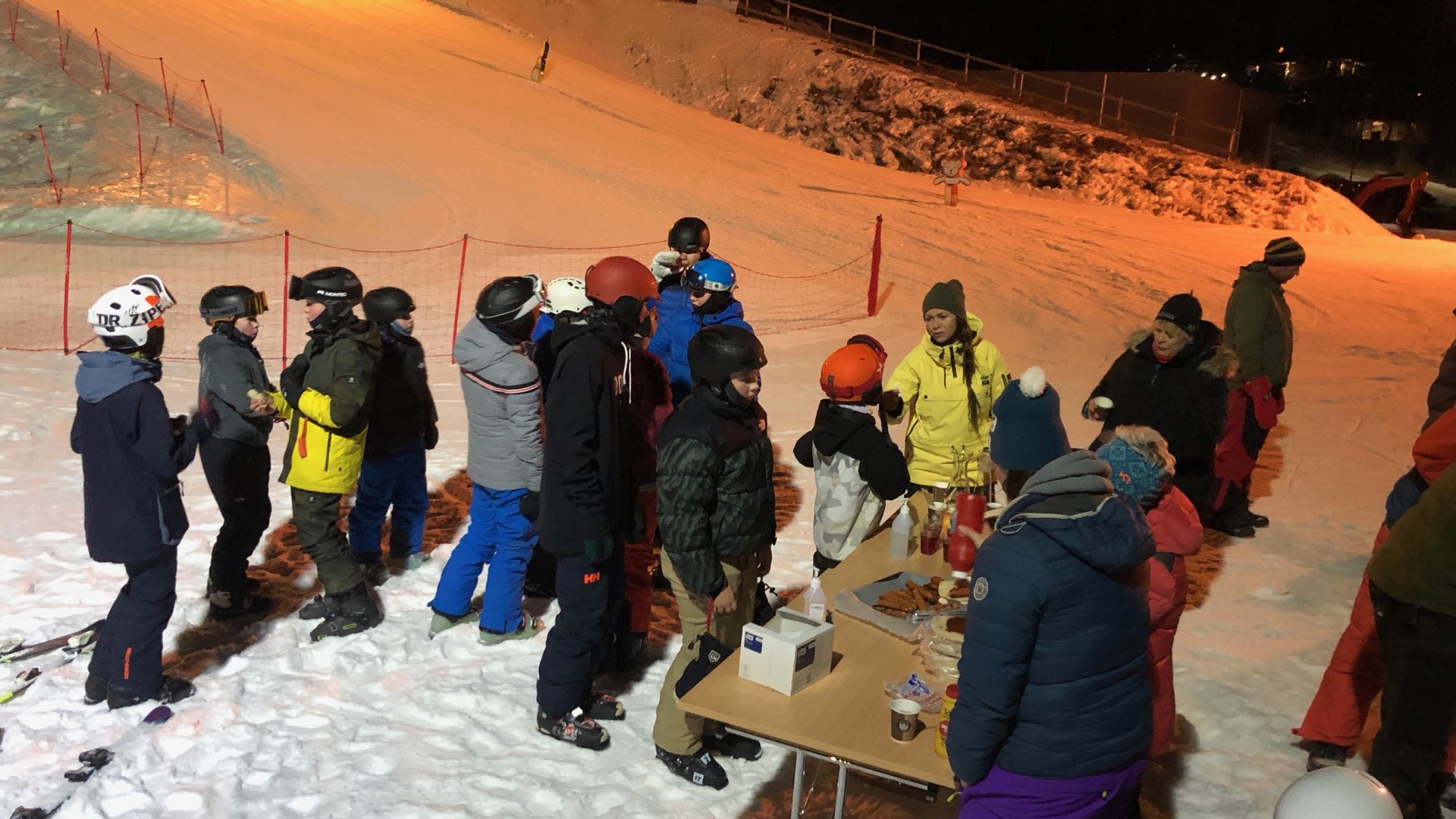 over 70 barn koste seg på klubbkveld i Modum skisenter