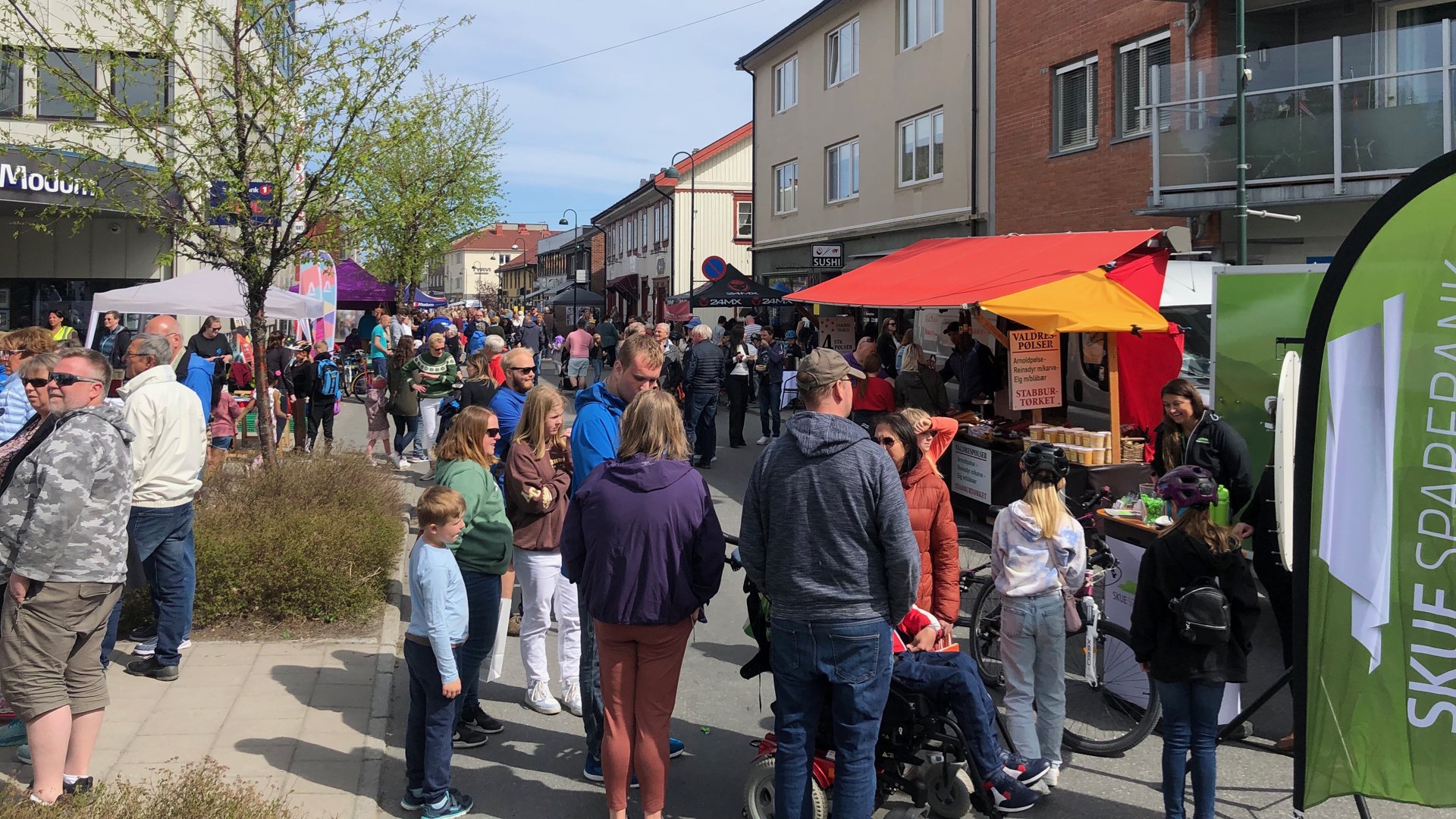 Sol og yrende folkeliv på Gla´dagen i Vikersund