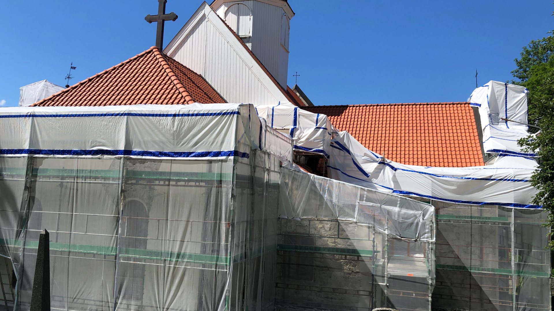 Pusser muren på Heggen kirke